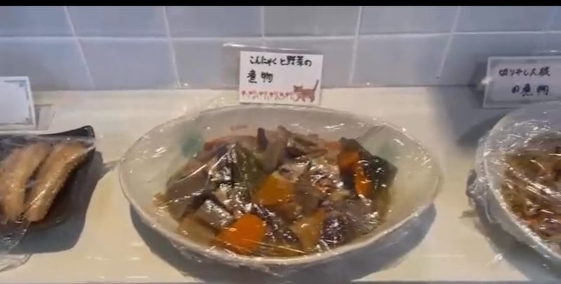 大きな器に盛った、こんにゃくと野菜の煮物が並ぶビュッフェ台