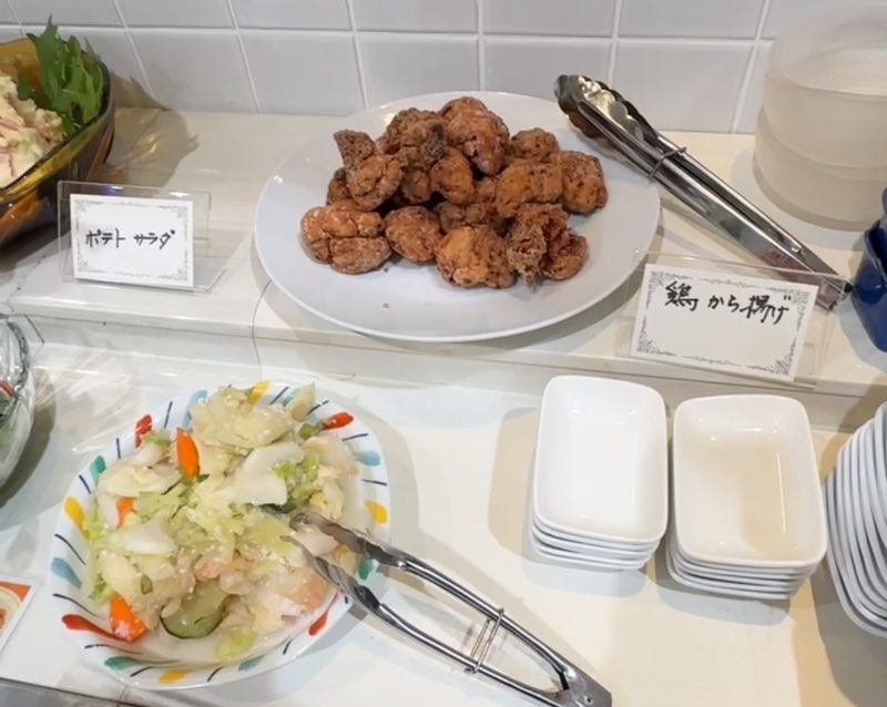 大皿に盛った鶏のから揚げと、ポテトサラダや野菜のサラダ